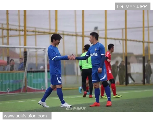 足球明星挑战跳绳技巧 展现超强协调性与灵活性